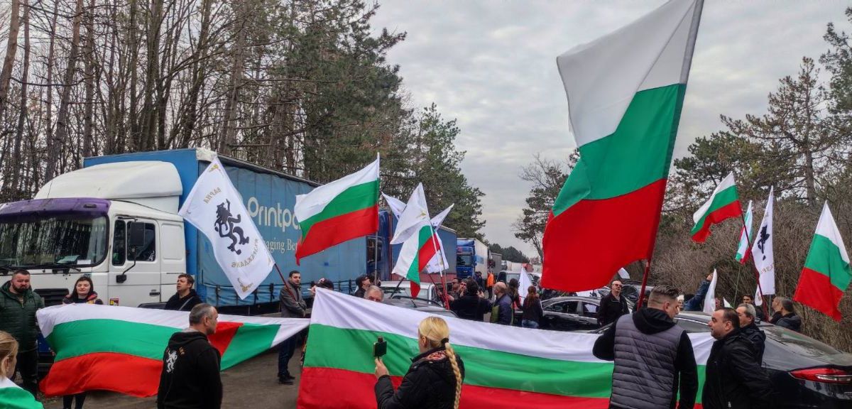 Привърженици на Възраждане блокираха граничния контролно-пропускателен пункт Лесово. От партията