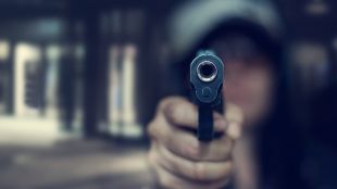 Служител към Министерство на земеделието заплаши жена с пистолет във