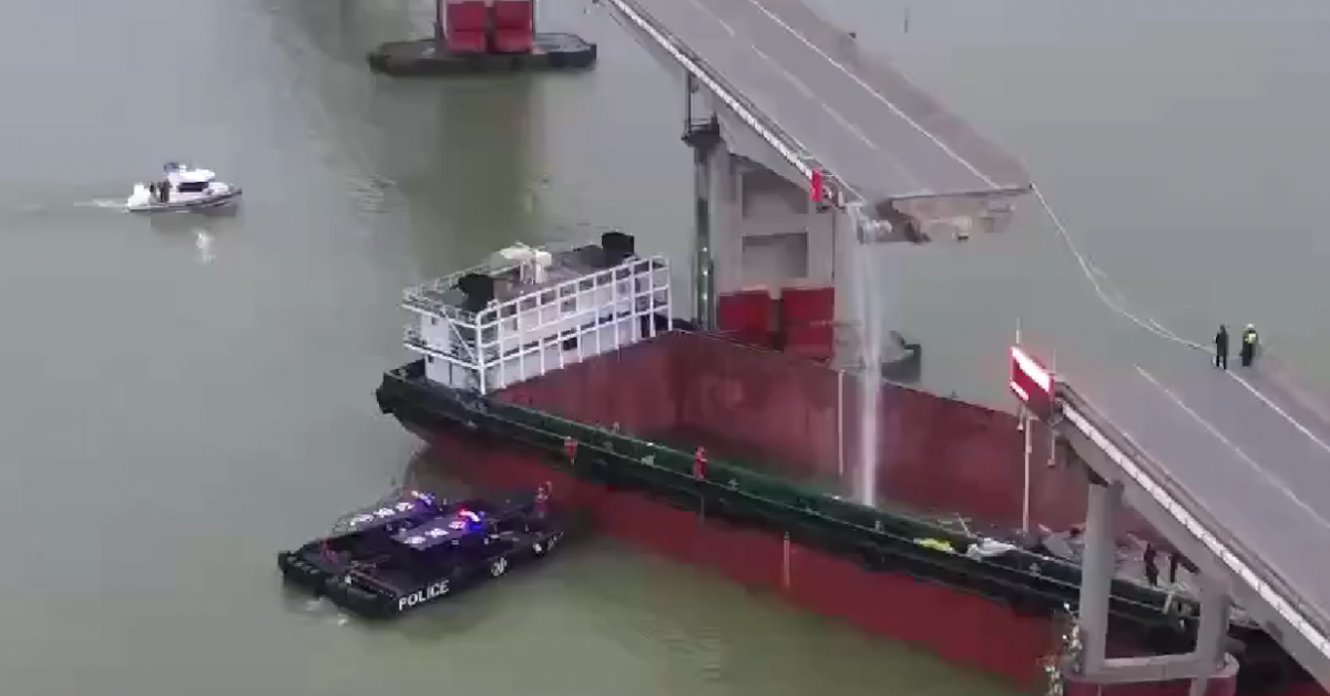 Снимка: Кораб срути мост, автомобили паднаха в Перлената река в Китай