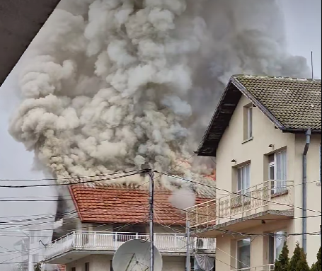 Триетажна жилищна сграда гори в столичния квартал Горубляне, публикуваха очевидци