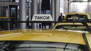 Пътен инцидент в центъра на София Такси мина през крака