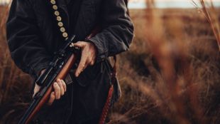 Полицейска акция в ЧелопечОткриха незаконни оръжия боеприпаси и ловни трофеи