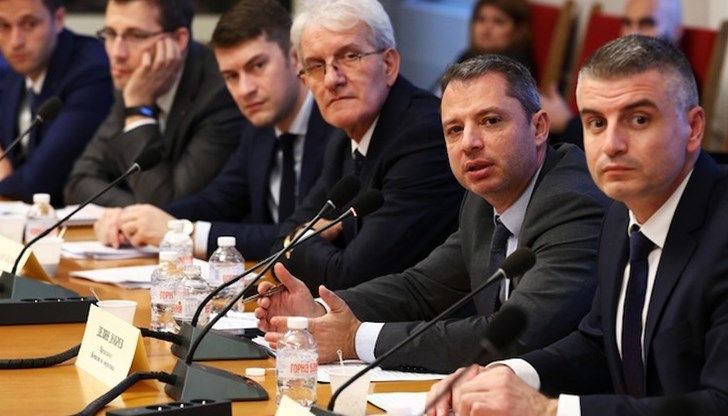От ГЕРБ-СДС и ДПС поискаха в законопроект финансовият министър Асен
