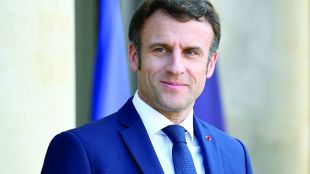 Французите се чудят Макрон ли са избрали за президент или Зеленски