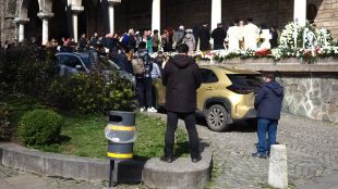 Граждани се прекланят пред гроба на духовния баща на българската