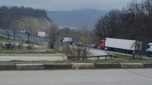 Катастрофа е блокирала движението по моста над река Искър край 