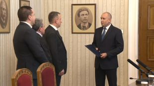 Държавният глава Румен Радев връчва третия за съставяне на правителство