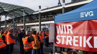 Хаос на летищата в Мюнхен и ФранкфуртМашинисти настояват за по високи