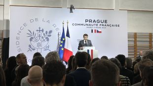 Френският президент Еманюел Макрон призова днес в Прага съюзниците на