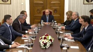 Започнаха политическите консултации на президента Румен Радев с парламентарно представените