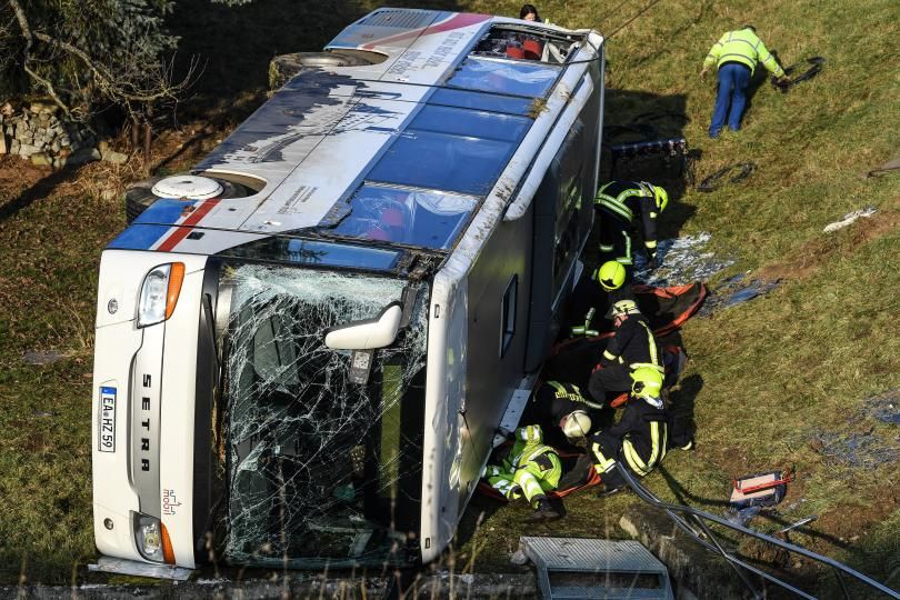Автобус, превозващ около 60 пътници, катастрофира в Западна Германия. Най-малко
