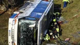 Автобус превозващ около 60 пътници катастрофира в Западна Германия Най малко