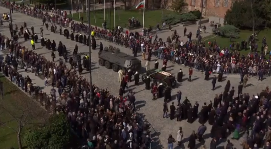 Започна литийното шествие с тялото на патриарх Неофит от катедралния