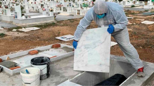Ексхумацията на починали от коронавирус в Гърция се превърна в