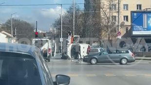 Линейка се преобърна след сблъсък с лек автомобил в центъра