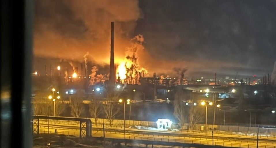 Пожар избухна днес в петролна рафинерия в руската Самарска област