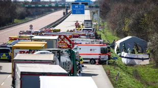 Най-малко петима са загинали в автобусна катастрофа в Германия
