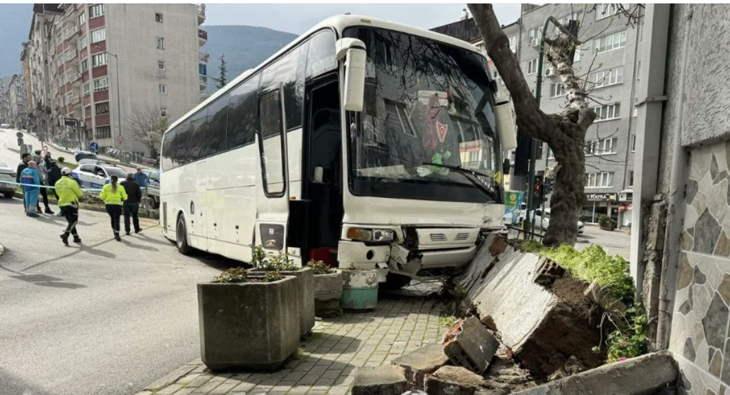 Седемнайсет души бяха ранени днес при тежка катастрофа между автобус