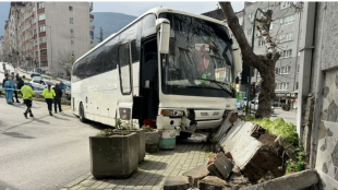 Седемнайсет души бяха ранени днес при тежка катастрофа между автобус