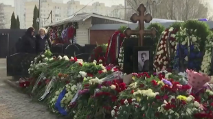 Майката на Навални отиде на гроба му ден след погребението