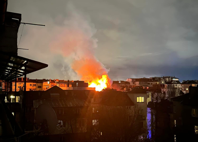 Голям пожар на ул. Гургулят“ в центъра на София е