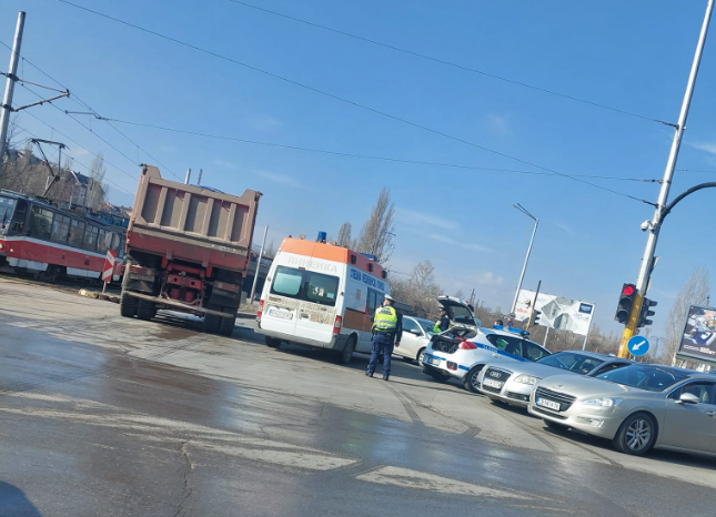 Катастрофа с камион е станала на бул. Ботевградско шосе в