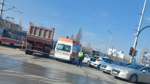 Катастрофа с камион е станала на бул Ботевградско шосе в
