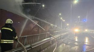 Голям пожар бушува в центъра на Пловдив тази нощ Заради