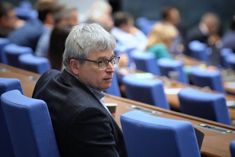 Станимир Михайлов оттегли оставката си, но депутатите я гласувахаПроф. Момчил