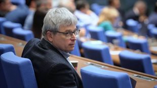 Станимир Михайлов оттегли оставката си но депутатите я гласувахаПроф Момчил
