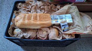 Задържаха над 61 000 къса цигари, скрити в издълбани самуни хляб (СНИМКИ)