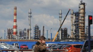 Руските петролни рафинерии са намалили производството на бензин през последната