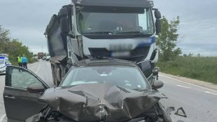 Камион връхлетя служебния автомобил на Община Кричим в която се