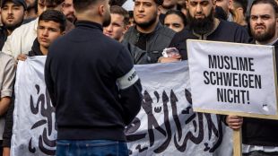 Ислямисти скандират "Аллах Акбар" по улиците на Хамбург, искат Халифат в Европа (ВИДЕО)