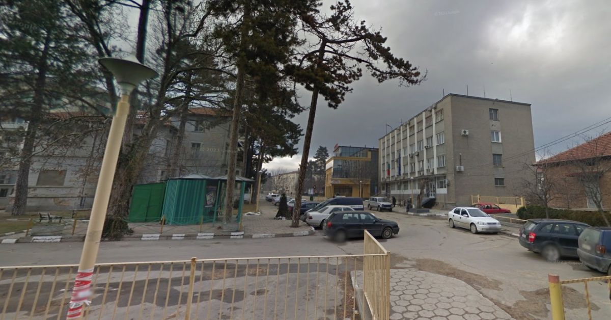 Снимка: Мъж скочи от сградата на полицията в Казанлък