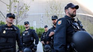 Хиляди тежковъоръжени полицаи пазят стадионите на които се играят мачовете