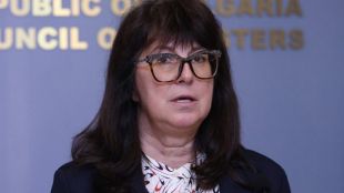 Министър Галя Кондева освободи директора на Здравната инвестиционна компания за