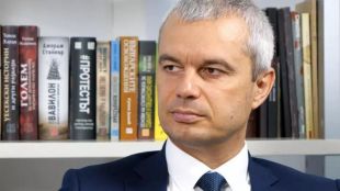 Лидерът на Възраждане Костадин Костадинов направи изказване от трибуната на