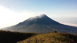 Вулканът Ибу в Източна Индонезия изригна и изхвърли стълб от