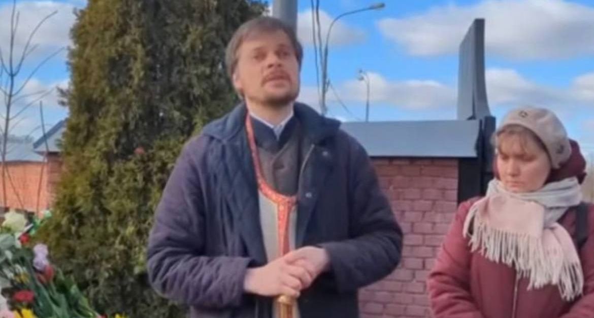 Снимка: Наказаха свещеника, който отслужи панихидата за Навални