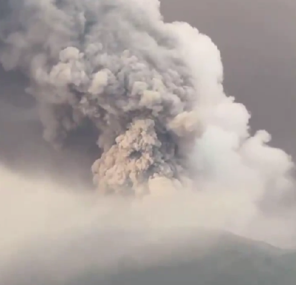 Снимка: Стотици евакуирани след множество изригвания на вулкан в Индонезия