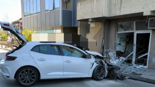 Лек автомобил се заби в салон за красота на улица