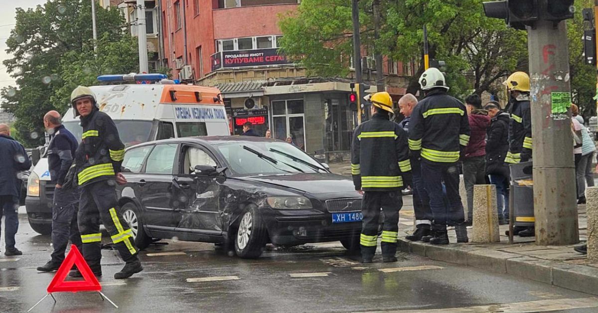 Снимка: Катастрофа между два автомобила спря временно движението на трамваите по бул. „Христо Ботев“ в София
