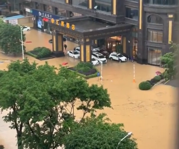 Силни дъждове предизвикаха наводнения и свлачища китайската провинция Гуангдонг, съобщава