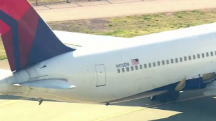 Пързалката за аварийна евакуация падна от самолет на американската авиокомпания