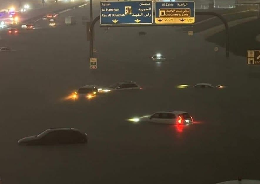 След продължили близо две денонощия проливни дъждове Дубай е под
