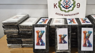 Голямо количество кокаин приблизително 59 5 кг беше намерено в гръцки