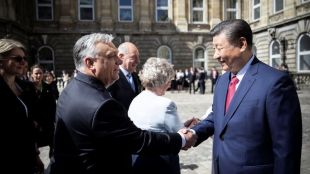 Китайският лидер на визита в БудапещаПодписват над дузина нови споразуменияУнгарски