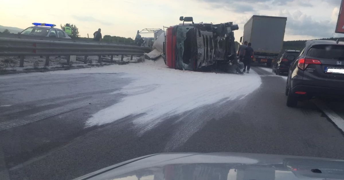 Катастрофа затруднява движението на 43 км на автомагистрала Тракия посока