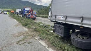 Тир катастрофира на магистрала „Хемус“ до Ботевград (ВИДЕО)